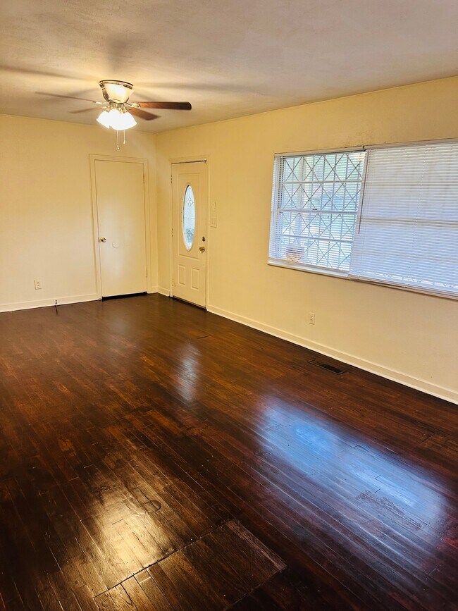 Building Photo - 722 Myrtlewood Dr