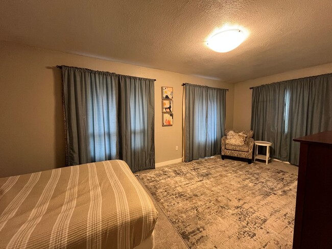 Building Photo - Move-in Ready 3 Bedroom Downtown Home