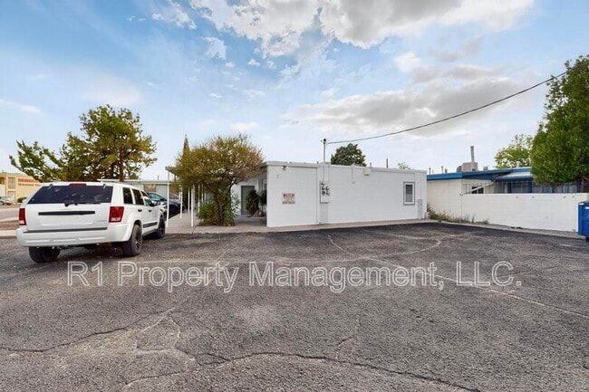 Building Photo - 301 Graceland Dr SE