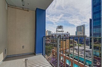Building Photo - 1 bedroom Condo at the fabulous ICON