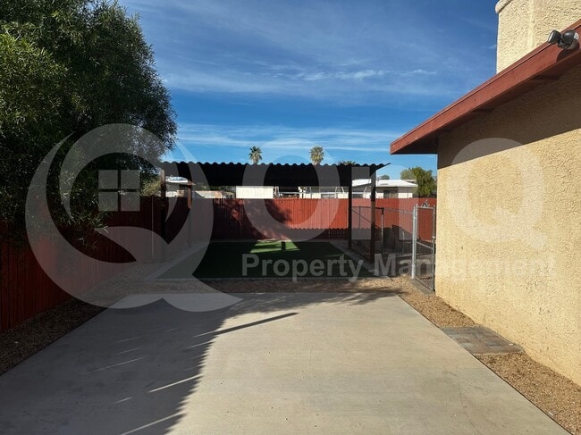 Building Photo - 1132 W Knox Pl