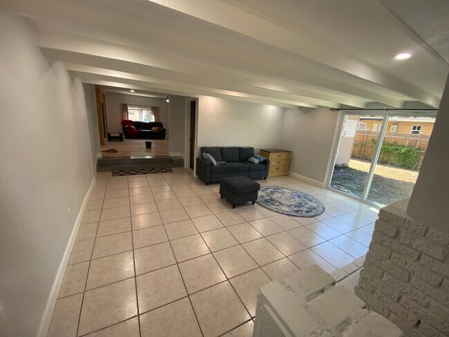 Building Photo - 2927 Forest Ln