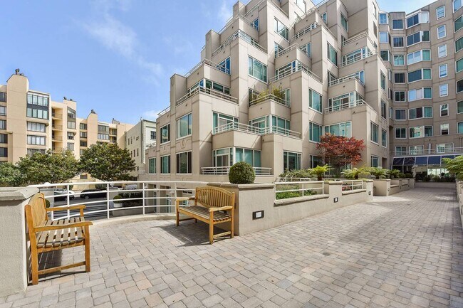 Building Photo - 240 Lombard St