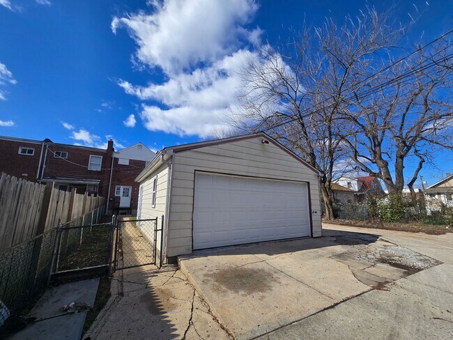 Building Photo - **3 BEDROOM TOWNHOME IN BALTIMORE COUNTY AVAILABLE**