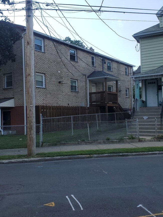 Building Photo - 28 Sampson St