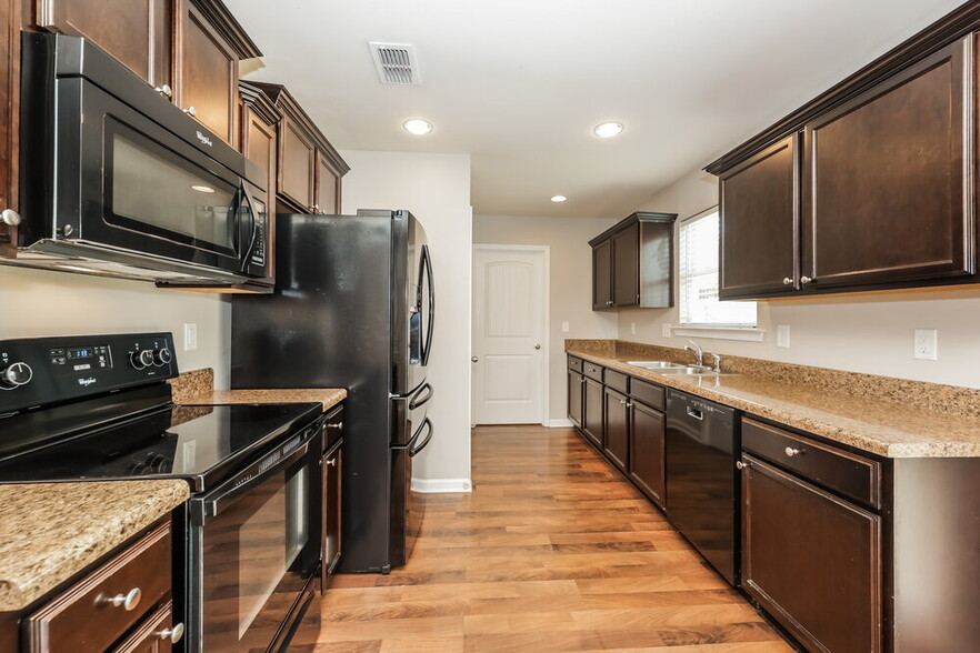 Building Photo - 2014 Cobblestone Dr