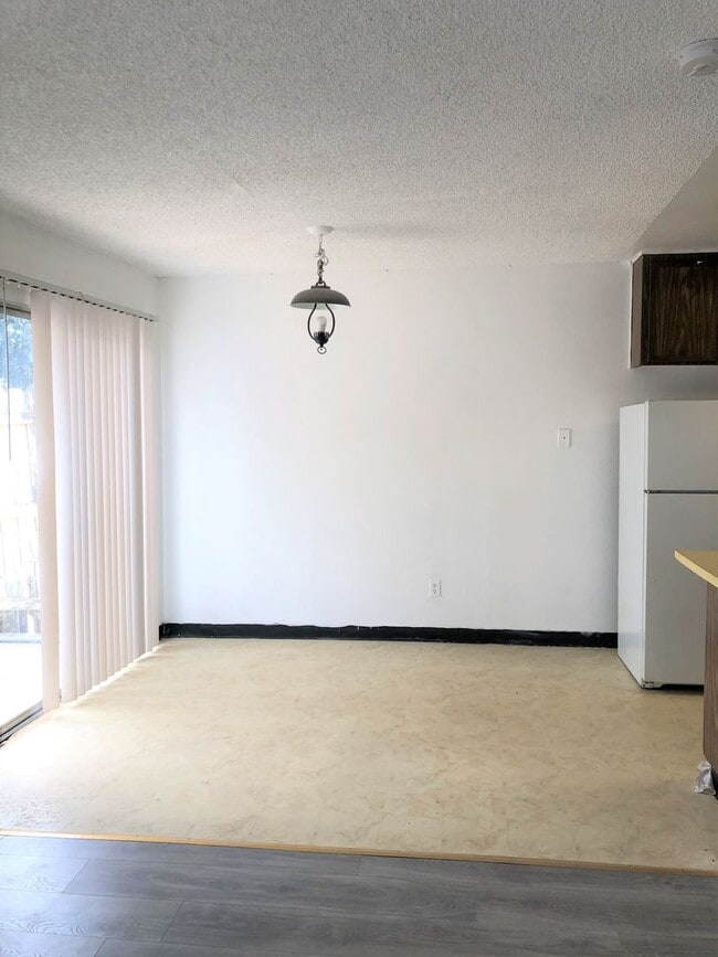 Building Photo - 2 WEEKS FREE RENT November Special Comfort...