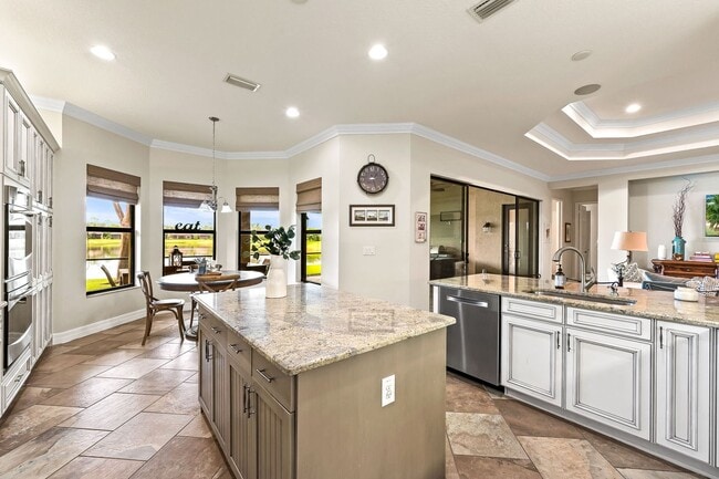Building Photo - Furnished 3 Bedroom Luxurious Single Famil...