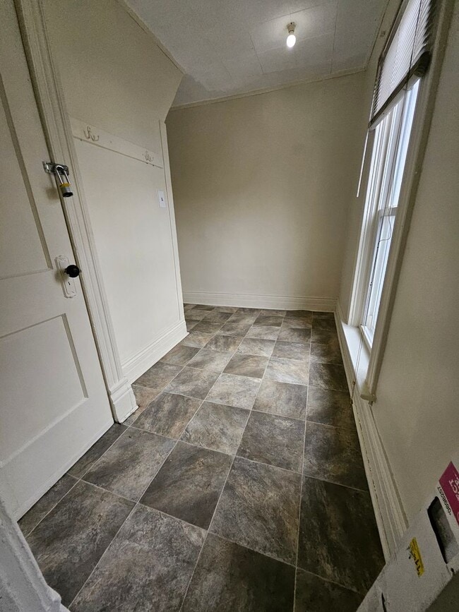 Building Photo - Upper 3 bedroom unit