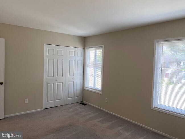 Building Photo - 2804 Cambridge Dr