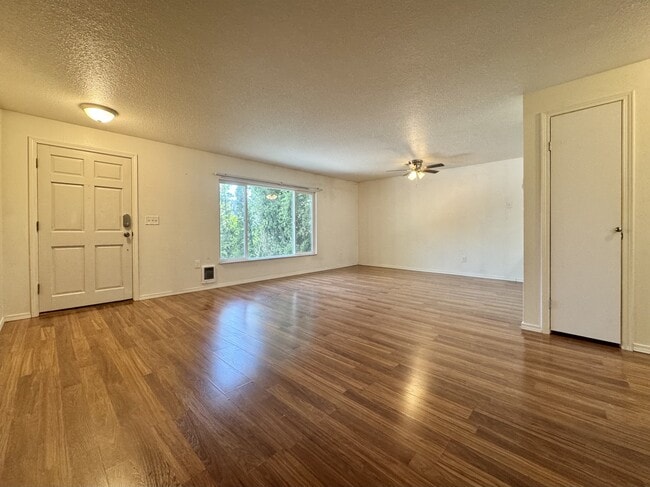 Building Photo - 5558 SW Beaverton Hillsdale Hwy