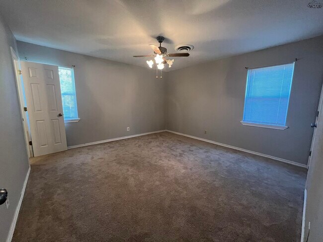 Building Photo - 704 W Rebecca Ave