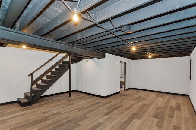 Building Photo - 542 Del Lago Dr