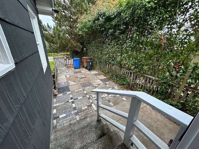 Building Photo - Cozy 2 BD, 1 BA w/ 1 Car Garage in Tacoma!