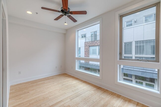 Building Photo - Northern Liberties Townhome with Private Garage