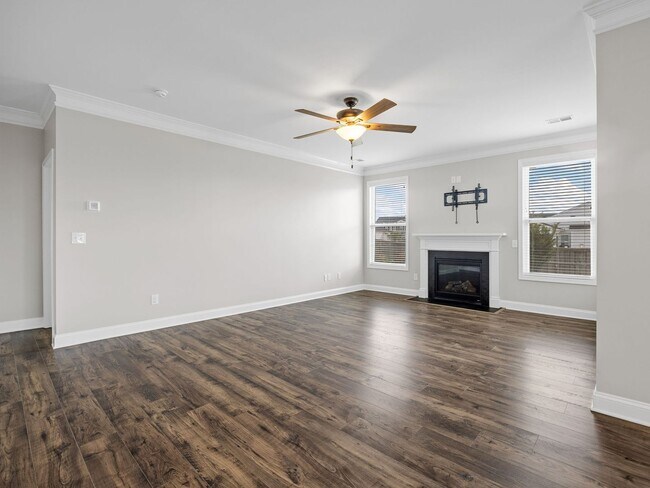 Building Photo - Beautiful 4 BR, 3.5 BA, 2 Car Garage Home ...