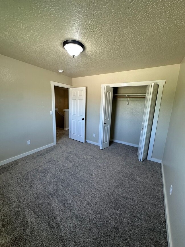 Building Photo - New Carpet! Super Meridian Location!!! Man...