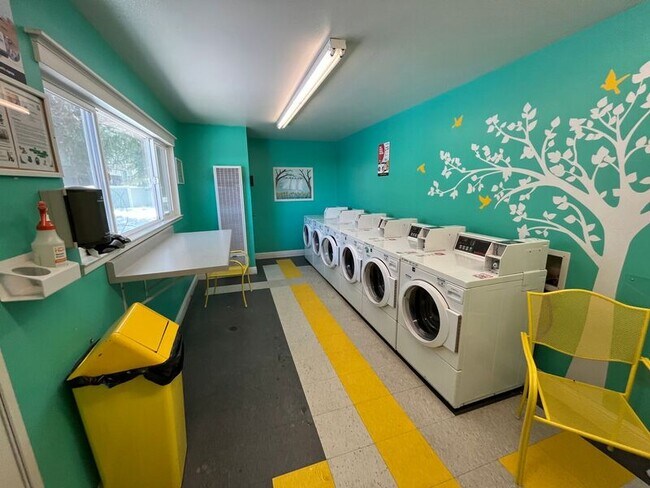 Building Photo - 400 S Saliman Rd