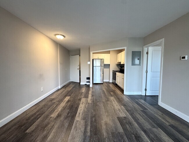 Building Photo - 625 Main St