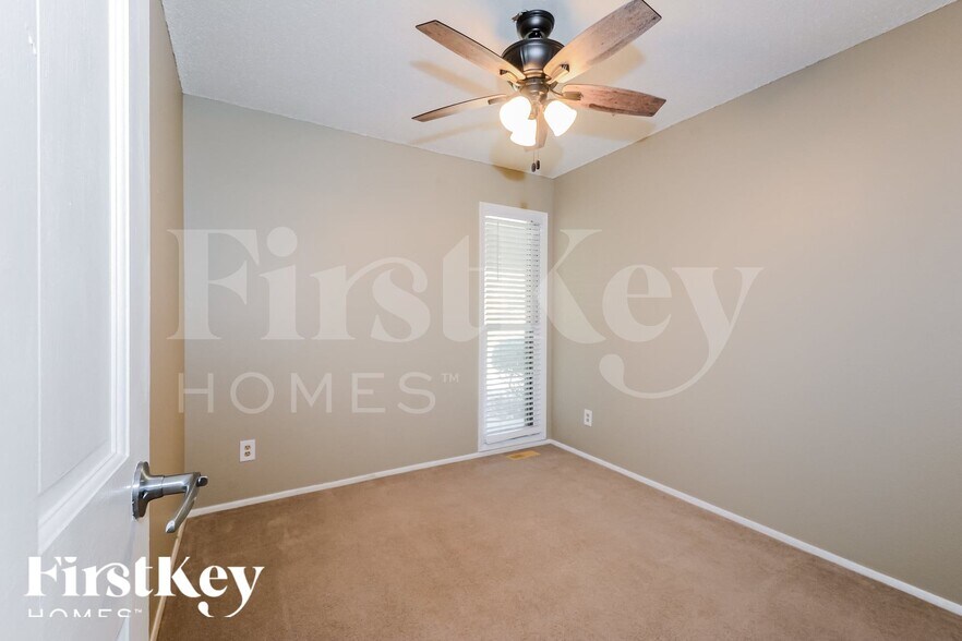 Building Photo - 12082 Foxpoint Dr