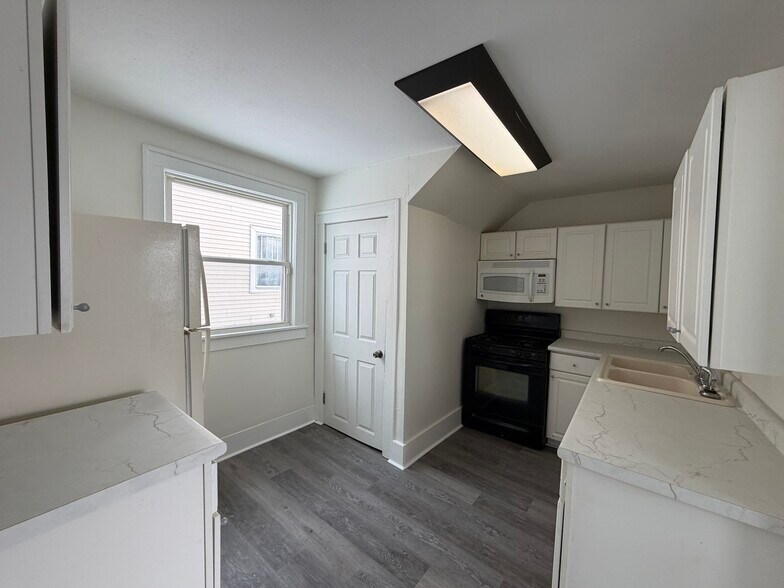 Building Photo - 111 E Eckman St