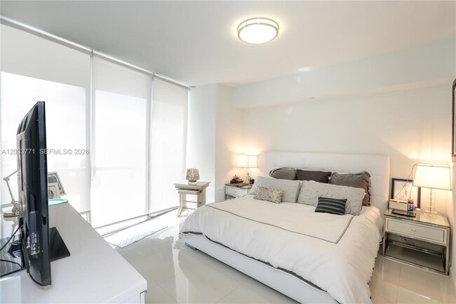 Building Photo - 495 Brickell Ave
