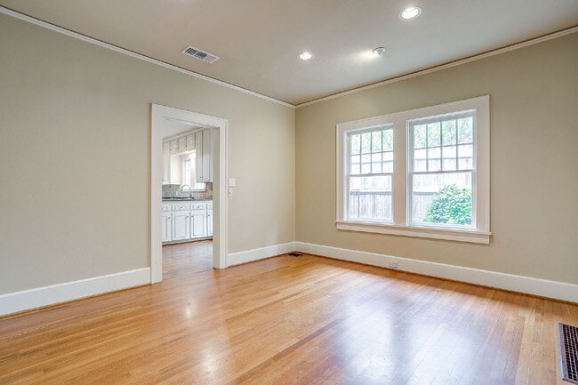 Building Photo - Darling English Tudor style home in the heart of the University District near TCU!