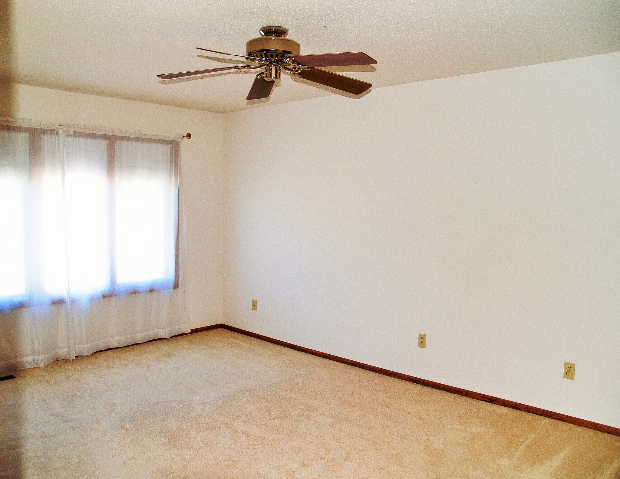 Upstairs Master Bed - 2002 Mesabi Ave