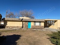 Building Photo - SINGLE FAMILY HOME WITH RV PARKING