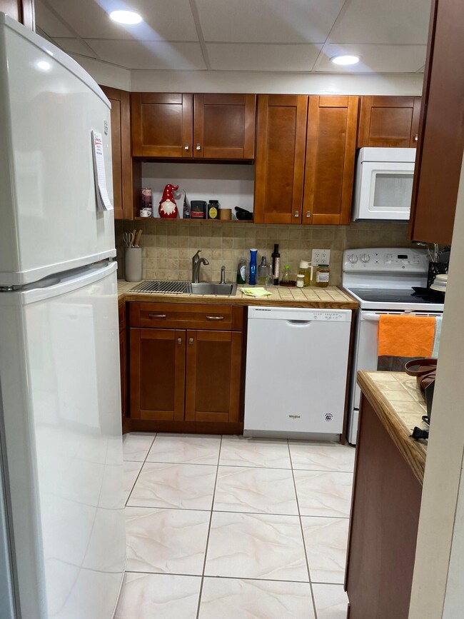 Building Photo - 1055 Country Club Dr