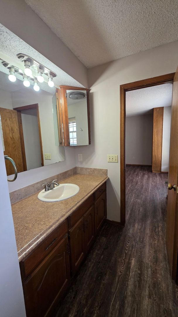 Building Photo - Wonderful 2 Bedroom Duplex in Bethany!  $1250 Per Month!