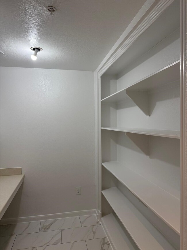 Building Photo - 7575 Kirby Dr