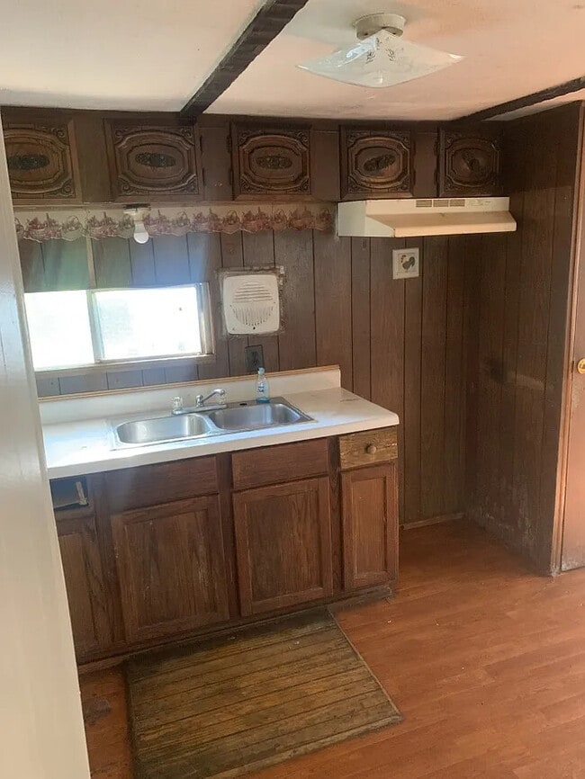 Building Photo - 3 Bedroom 1.5 Bathroom