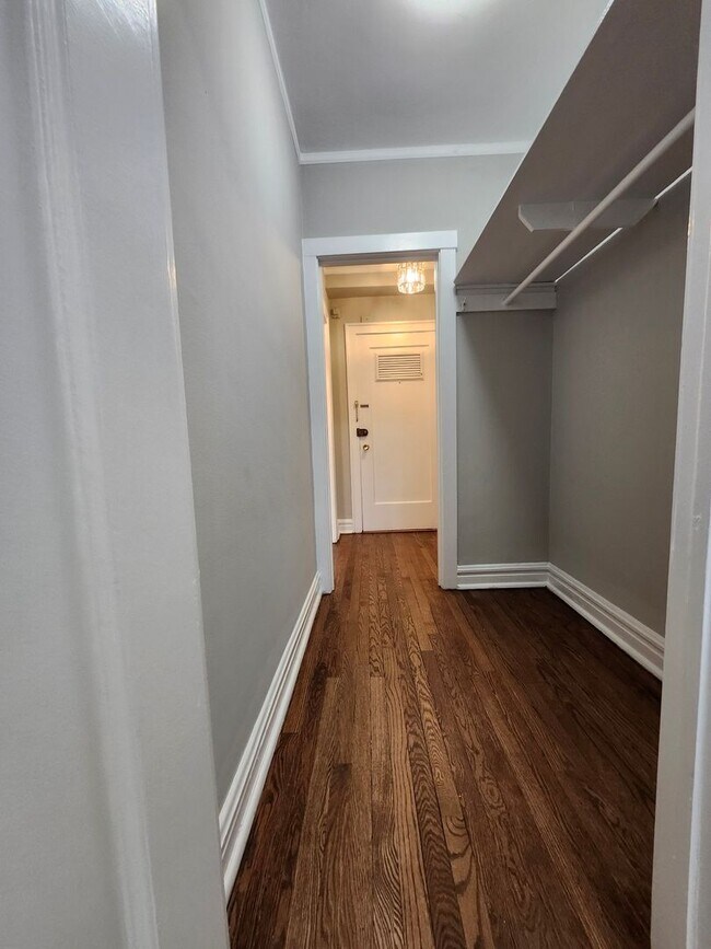 Building Photo - Edgewater Studio with Heat and Cooking Gas Included ~ No Security Deposit ~ Cat Friendly