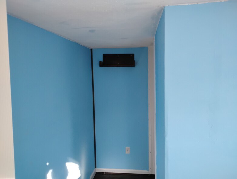 Building Photo - 213 Pleasant St