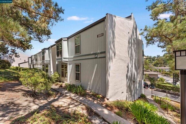 Building Photo - 2091 Ascot Dr