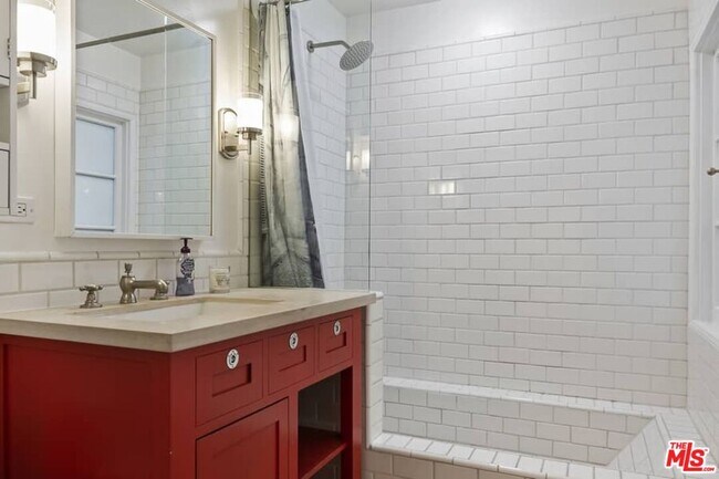 Building Photo - 362 Westbourne Dr