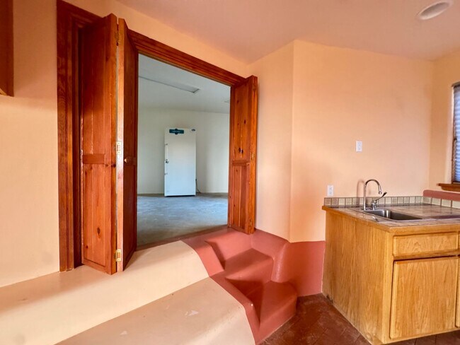 Building Photo - Sandia Heights Gem