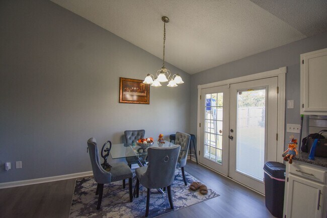 Building Photo - 3 Bedroom 2 Bathroom- Pets Considered