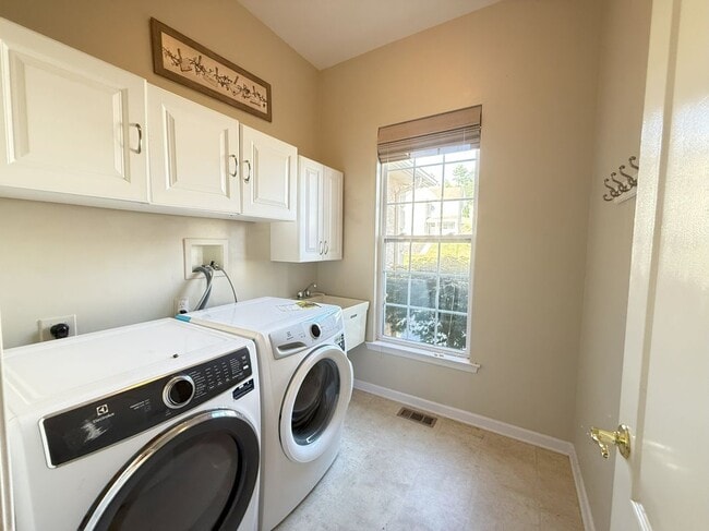 Building Photo - 3145 Pine Valley Way