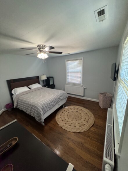 Building Photo - 2419 Chesterfield Ave