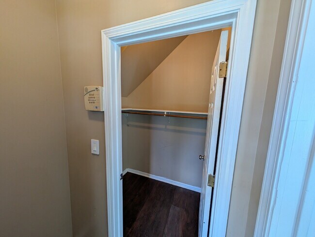 Building Photo - Spacious 1BR/1BA with Off-Street Parking – $1,000/Month
