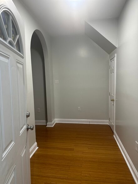Private Foyer entrance - 2448 Lakeview Ave