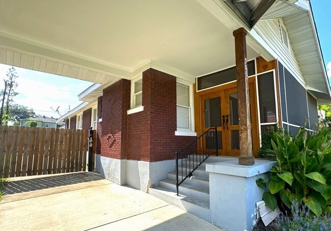 Building Photo - Beautiful 4 Bedroom Home Available