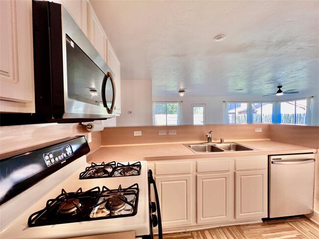 Building Photo - 5015 Summit Lodge Dr