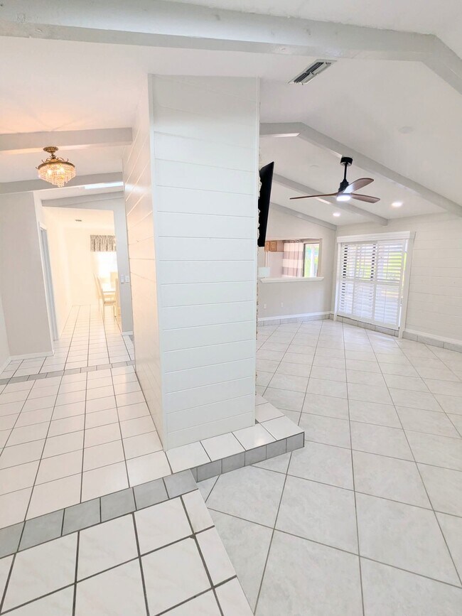 Building Photo - 945 Bramble Bush Cir W