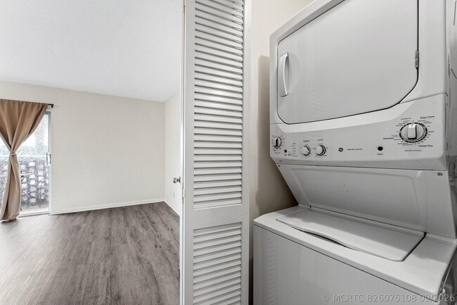 Building Photo - 408 Pine Tree Ct