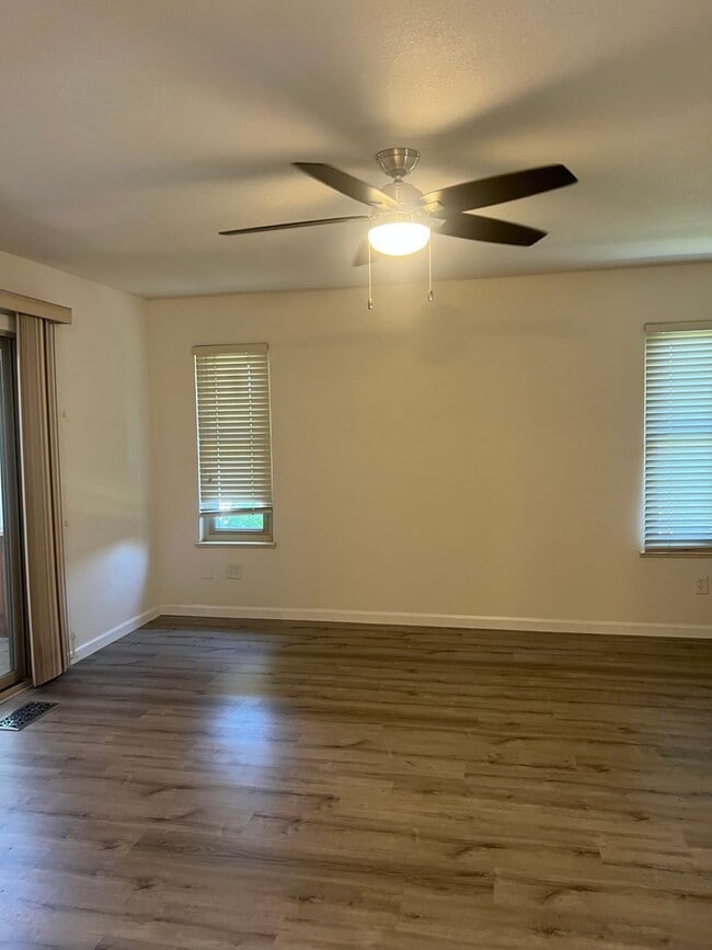Building Photo - 142 Hillview Dr