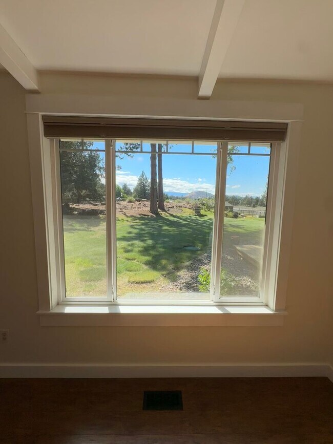 Building Photo - 3 Bed | 2 Bath | 1.17 Acres | Single-Level Home | Mountain Views