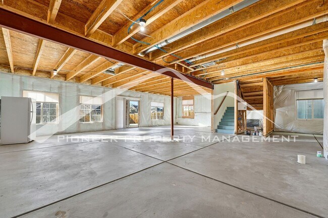 Building Photo - Gorgeous Home with Central AC and Washer/D...